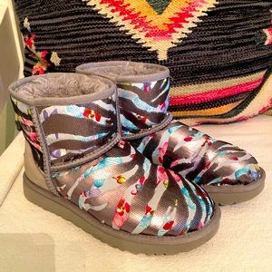 Ugg booties with a silver metallic reef design